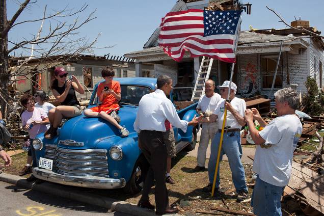 Barack Obama cumprimenta moradores da região de Joplin, no Missouri, depois de um tornado atingir a região - 29/05/2011