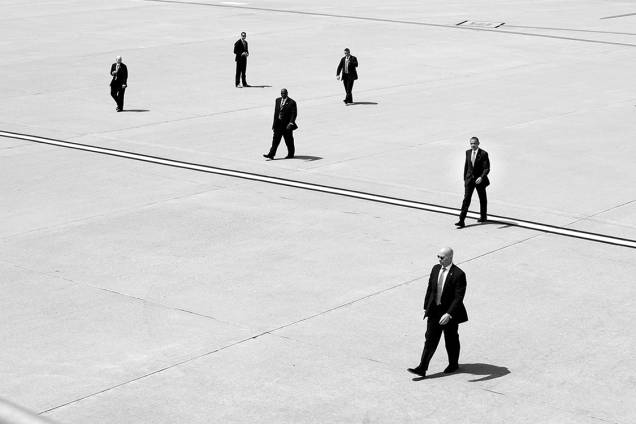 Barack Obama no aeroporto internacional de Los Angeles rodeado por agentes do Serviço Secreto norteamericano - 08/05/2014