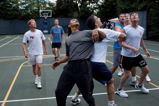 Barack Obama joga basquete com membros do Congresso em uma pequena quadra nos arredores da Casa Branca - 08/10/2010