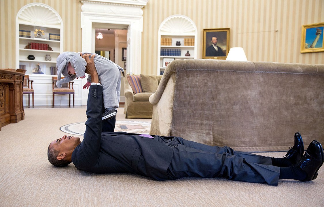Presidente Barack Obama brinca com a pequena Ella Rhodes, filha do deputado Ben Rhodes, durante evento de Halloween na Casa Branca