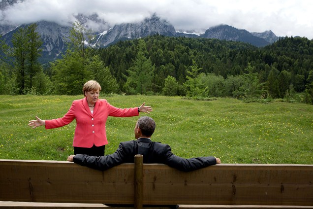 Chanceler Angela Merkel conversa com Barack Obama durante encontro do G7, em Krün, na Alemanha - 08/06/2015