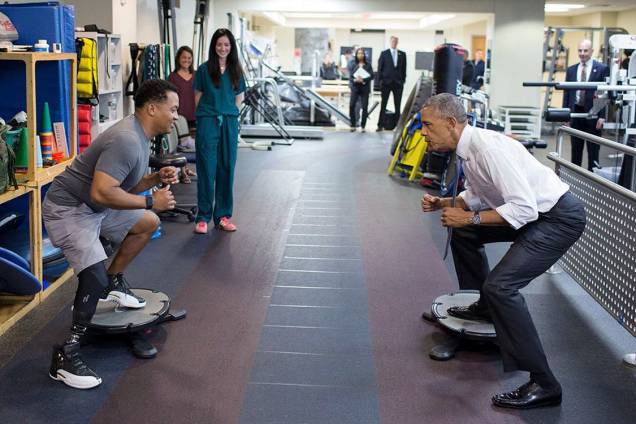 Presidente Barack Obama participa de treino de agilidade com John "Jae" Terry no Centro Hospitalar Militar Walter Reed, em Bethesda