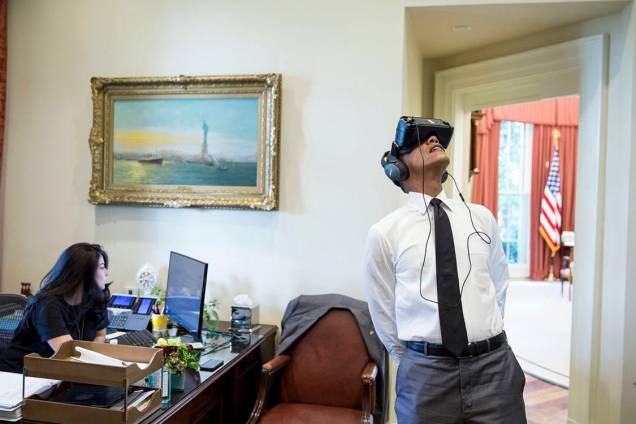 Presidente Barack Obama testa óculos de realidade virtual no Parque Nacional de Yosemite, nos Estados Unidos