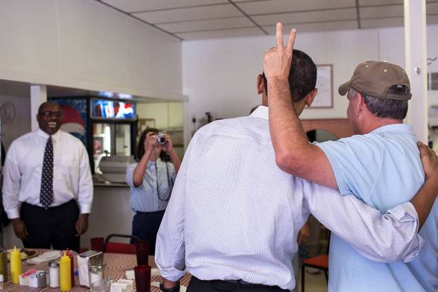 Obama posa com com dono de restaurante durante visita ao Missouri