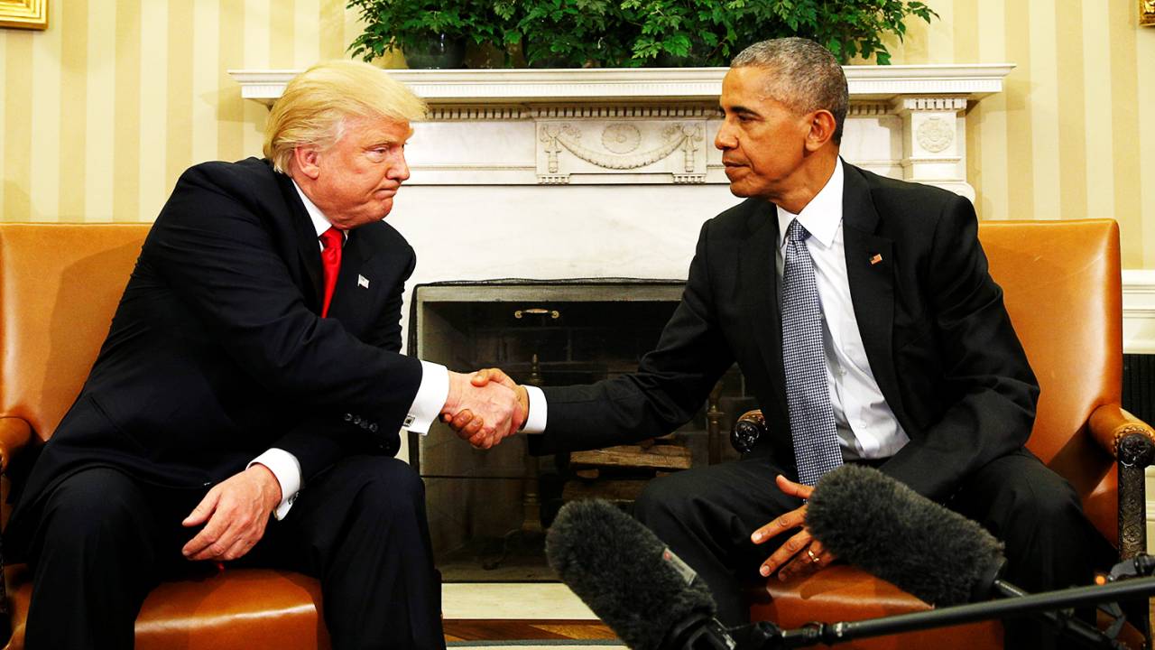 O presidente dos Estados Unidos, Barack Obama, recebe o republicano Donald Trump no Salão Oval da Casa Branca, em Washington - 10/11/2016