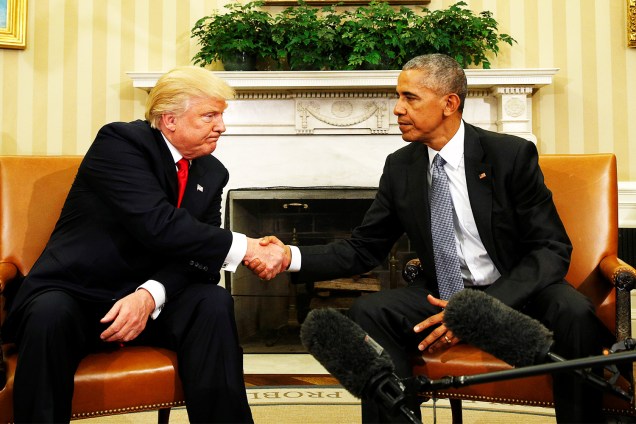 O presidente dos Estados Unidos, Barack Obama, recebe o republicano Donald Trump no Salão Oval da Casa Branca, em Washington - 10/11/2016
