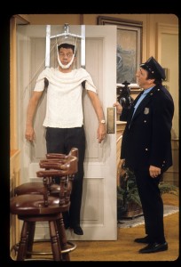 Molinaro com Tony Randall em 'The Odd Couple' (Foto: ABC/Arquivo)