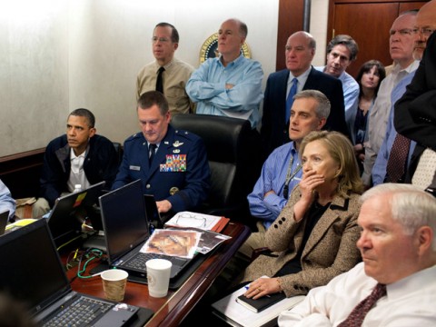 Em foto divulgada nesta segunda-feira (2) pela Casa Branca, Barack Obama e Hillary Clinton participam de discussão sobre a operação que culminou na morte de Osama bin Laden (Foto: AP/Casa Branca)