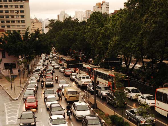 Avenida Rebouças. uma das principais vias paulistas: ônibus, carros e motos disputam um espaço onde o pedestre não tem vez
