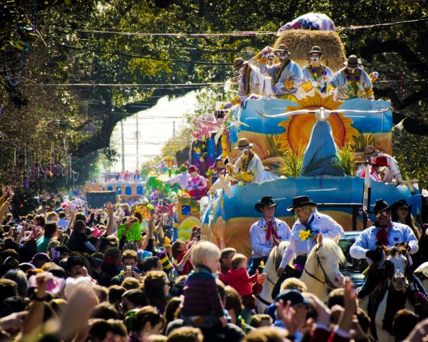 Desfile de carro alegórico no Mardi Gras, o carnaval de Nova Orleans
