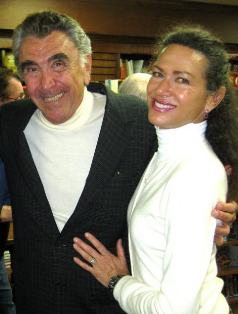 E. Duke Vincent e Pamela Hensley em meados de 2014. (Foto: CelebrateGreece.com)