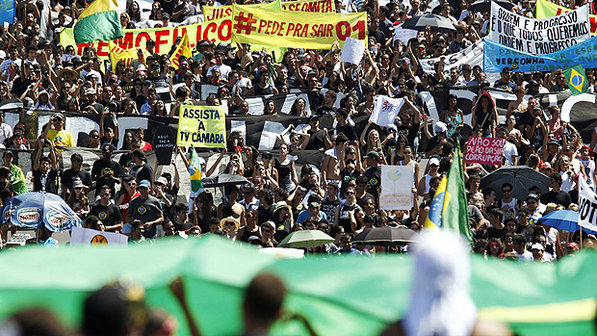 Manifestação em frente à Esplanada dos Ministérios: contra a sem-vergonhice do mensalão e do governo do DF (Foto: Pedro Ladeira/AFP)