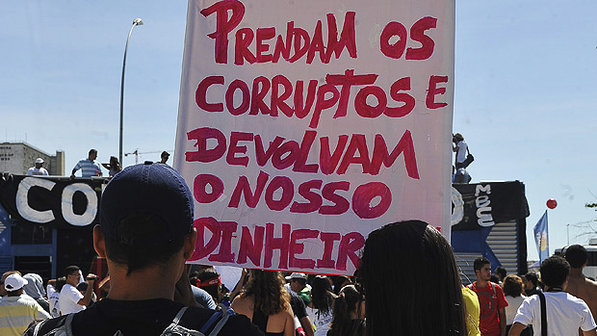 Em Brasília, manifestantes pedem cadeia para os corruptos e devolução do dinheiro roubado (Foto: Antonio Cruz) 