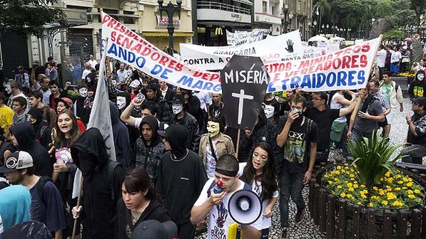 Em Curitiba, ruas são tomadas por pessoas de preto: julgamento já e punição dos culpados (Foto:Denis Ferreira Netto/Futura Press)