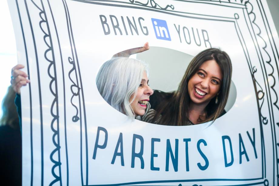 Funcionários do Linkedin levam os pais para conhecer a empresa durante o 'Parents Day'