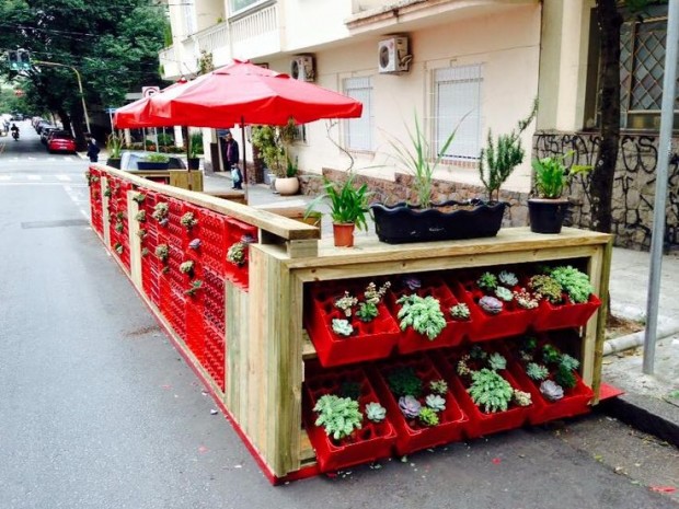 Parklet da Brahma instalado na Zona Sul de São Paulo: engradados foram usados como suporte de plantas (Fotos Arquivo IMV)