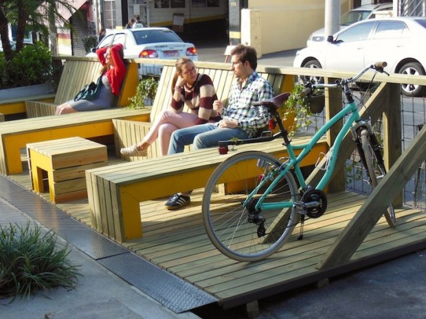 As multifunções do parklet: solário, fumódromo, estacionamento de bikes etc