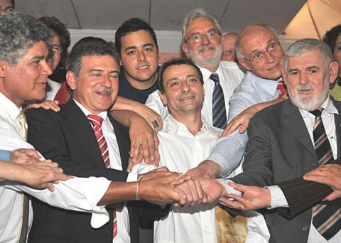 No centro, de camisa branca, Battisti. A partir da esq: deputado Chico Alencar (PSOL-RJ), com fitinha no braço; o senador José Nery (PSOL-PA), de gravata listrada de vermelho; o deputado Ivan Valente (PSOL-SP), gravata listrada de cinza; o senador Eduardo Suplicy (PT-SP), aquele com cara de Suplicy, e o deputado Luiz Couto (PT-PB). Foto de  José Cruz/Agência Brasil