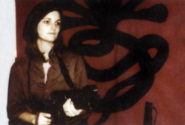 Patricia Hearst em 1974, após passar pelo processo de lavagem cerebral do grupo que a sequestrou (Foto: Apic/Getty Images)