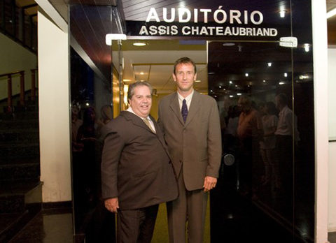 Paulo Masci de Abreu, que se oferece para ser o patrão de Dirceu, é o senhor à esquerda