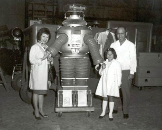 Com a esposa e a filha nos bastidores da série 'Perdidos no Espaço', ao lado de sua criação, o Robô. (Foto: pythononline)
