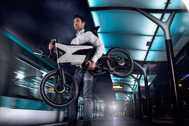 Bicicleta dobrável com modo elétrico da Peugeot, feita para trajetos urbanos