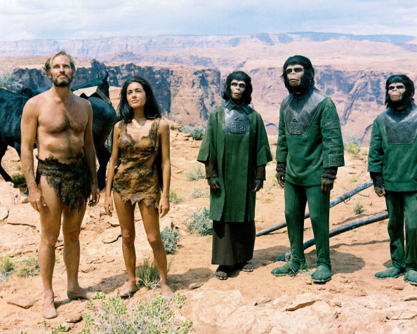(E-D) Charlton Heston (Taylor), Linda Harrison (Nova), Kim Hunter (Zira), Roddy McDowall (Cornelius) e Lou Wagner (Lucius) no filme de 1968. (Foto: Fox/arquivo).