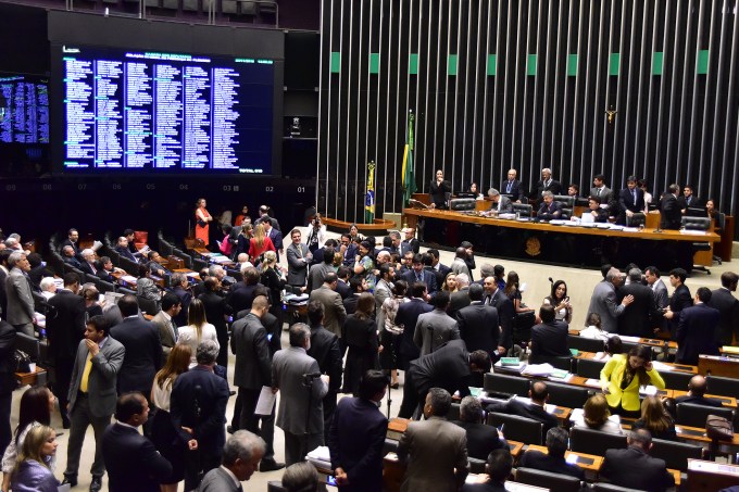 Plenário da Câmara dos Deputados durante sessão extraordinária, em Brasília