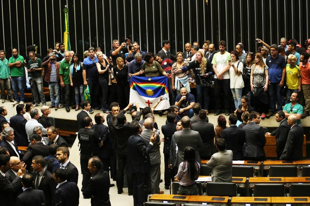 Manifestantes invadem plenário da Câmara dos Deputados e interrompem sessão, em Brasília - 16/11/2016