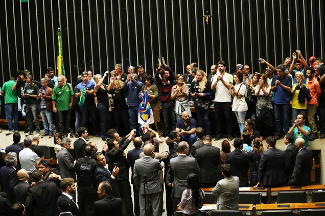 Manifestantes invadem plenário da Câmara dos Deputados e interrompem sessão, em Brasília - 16/11/2016