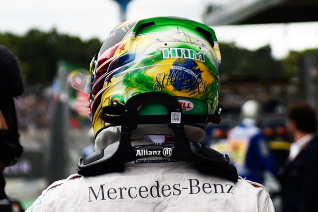 No detalhe, o capacete de Hamilton, estilizado nas cores da bandeira brasileira