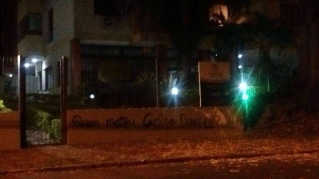 Manifestantes picham o prédio em que Dilma tem apartamento: “Quem matou Celso Daniel?”