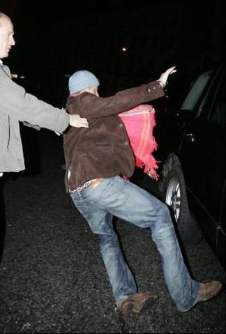 Príncipe Harry se atrapalha ao tentar entrar no carro, depois de uma noite de folguedos