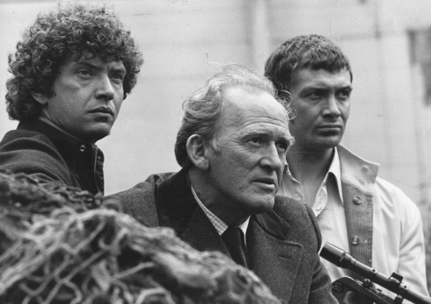 (E-D) Martin Shaw, Gordon Jackson e Lewis Collins em 'Os Profissionais' (Foto: ITV/Arquivo)