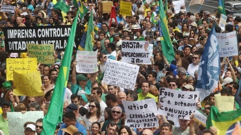 Pelo menos 10 mil pessoas pediram democracia; uns poucos idiotas é que pregaram golpe (Felipe Rau/Estadão)