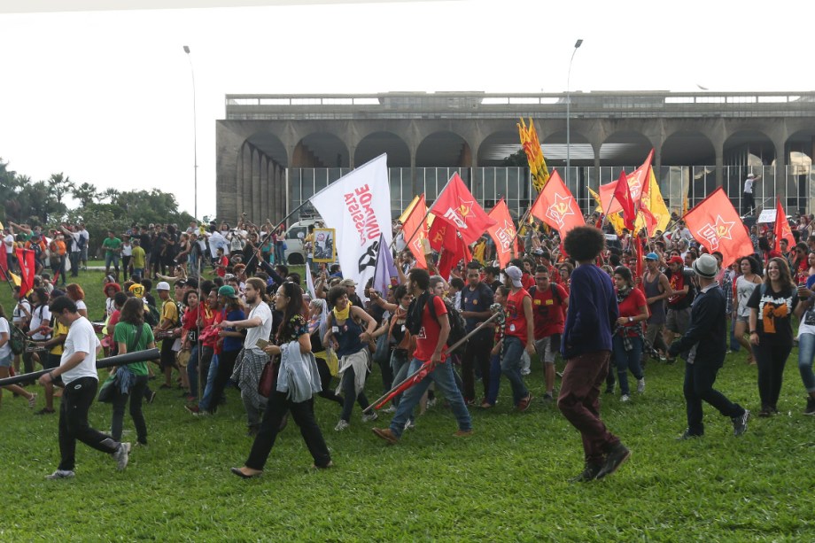 Estudantes, caminhoneiros, índios e outros grupos protestam na Esplanada dos Ministérios
