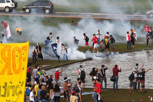 Manifestantes entram em confronto com a polícia em frente a Esplanada dos Ministérios, em Brasília