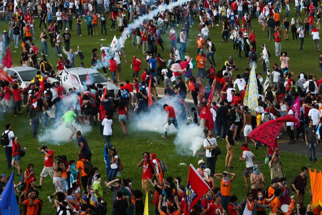 <span>Manifestantes entram em confronto com a polícia em frente a Esplanada dos Ministérios, em Brasília</span>