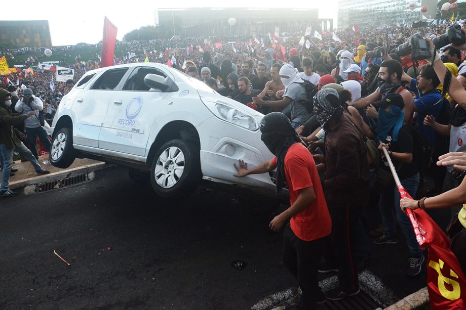 Manifestantes tombam carro da Record e entram em confronto com a polícia em frente a Esplanada dos Ministérios, em Brasília