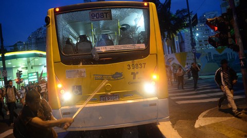 Ônibus é depredado em SP: Carvalho não vai chamar o rapaz para um papinho (Foto Ivan Pacheco)
