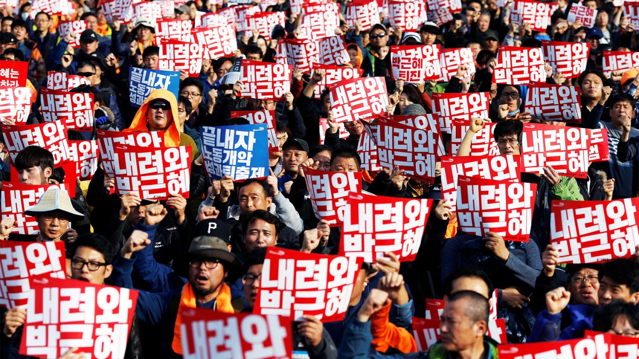 Milhares de sul-coreanos protestam pedindo a renúncia da presidente Park Geun-Hye, no centro da capital Seul - 12/11/2016