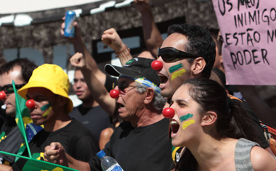 Os sem-partido, sem-bando e sem-bandeira vermelha, mas com vergonha cara, protestam em Brasília, em foto de Eraldo Peres, da AP
