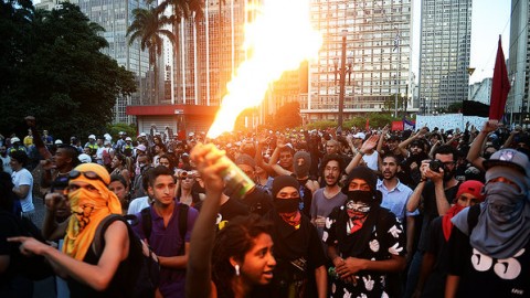 Manifestante com um lança-chamas. Ninguém vai chamá-la de "pacífica" (Foto: Ivan Pacheco)