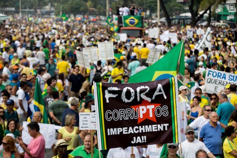 Milhares se concentram em Copacabana, no Eio. Mensagem clara (Foto: Ricaro Borges/FolhaPress)