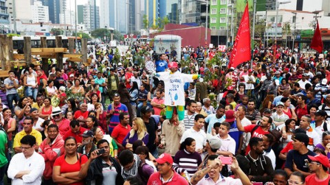Integrantes do MTST (Movimento dos Trabalhadores Sem Teto) no Largo da Batata, em São Paulo: protesto contra a falta de água na periferia (Alice Vergueiro/Futura Press/Folhapress)