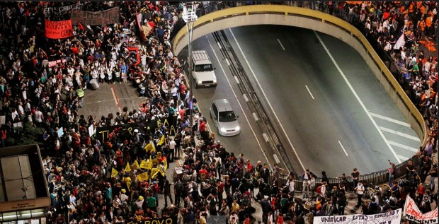 Manifestantes reunidos ontem na Avenida Paulista: movimentos de moradia dão a tônica dos atos contra a Copa (Nelson Antoine/ Fotoarena)