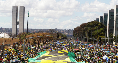 Protesto em Brasília: sinal verde para o povo. Só os guarda-sóis dos carrinhos de sorvete são vermelhos Foto: Cristiano Mariz/Veja.com)