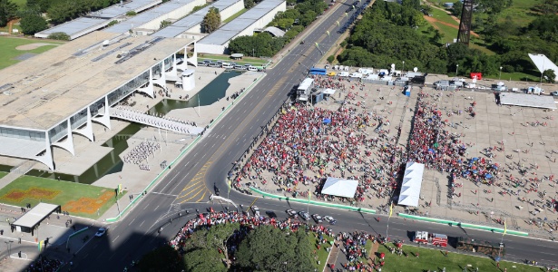 publico-na-praca-dos-tres-poderes-em-brasilia-assiste-ao-discurso-de-posse-de-dilma-rousseff-para-seu-segundo-mandato-na-presidencia-da-republica-1420149771663_615x300