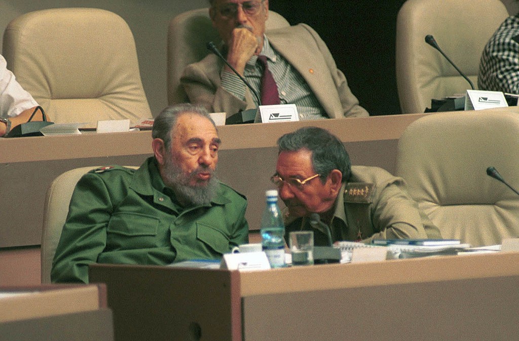 Fidel conversa com seu irmão, Raul Castro, então Ministro das Forças Armadas, durante reunião da Assembleia Nacional
