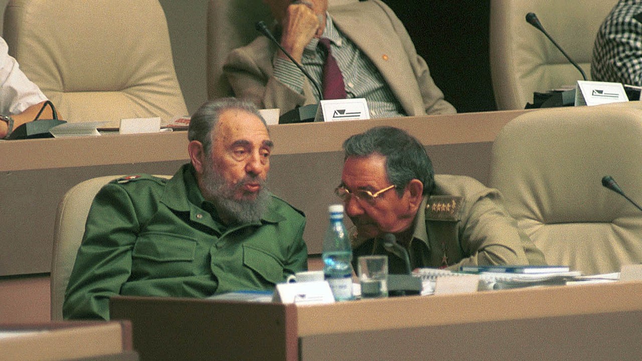 Fidel conversa com seu irmão, Raul Castro, então Ministro das Forças Armadas, durante reunião da Assembleia Nacional